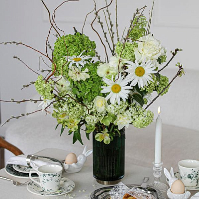 Букет в стеклянной вазе с ромашками